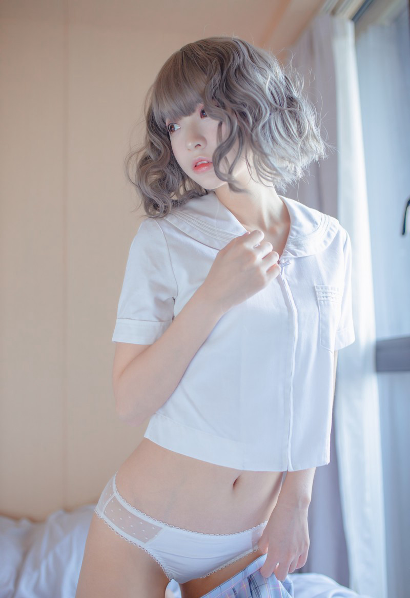 疯猫极品短发cosplay美女白丝袜JK制服高清套图(1)