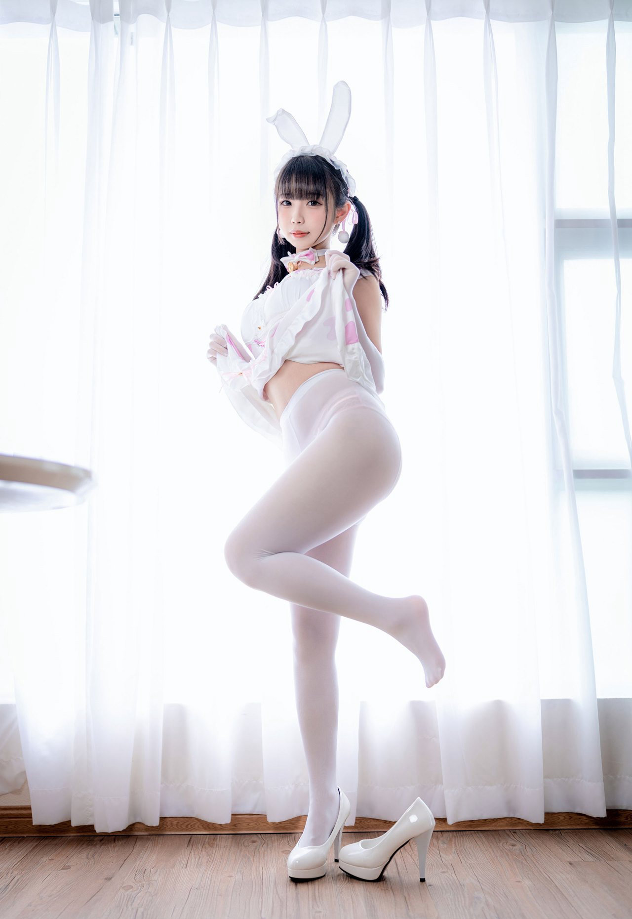 白丝无内cosplay大尺度兔女郎美女私房美腿套图(8)