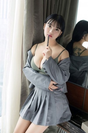 小尤奈丰满爆乳下的性感制服诱惑