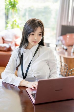 糯美子2021办公室里的诱惑制服黑丝性感屁股翘臀美少妇